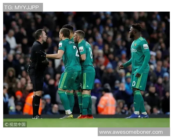 足总杯精彩对决AC米兰凭借帽子戏法小胜里昂引发争议判罚讨论